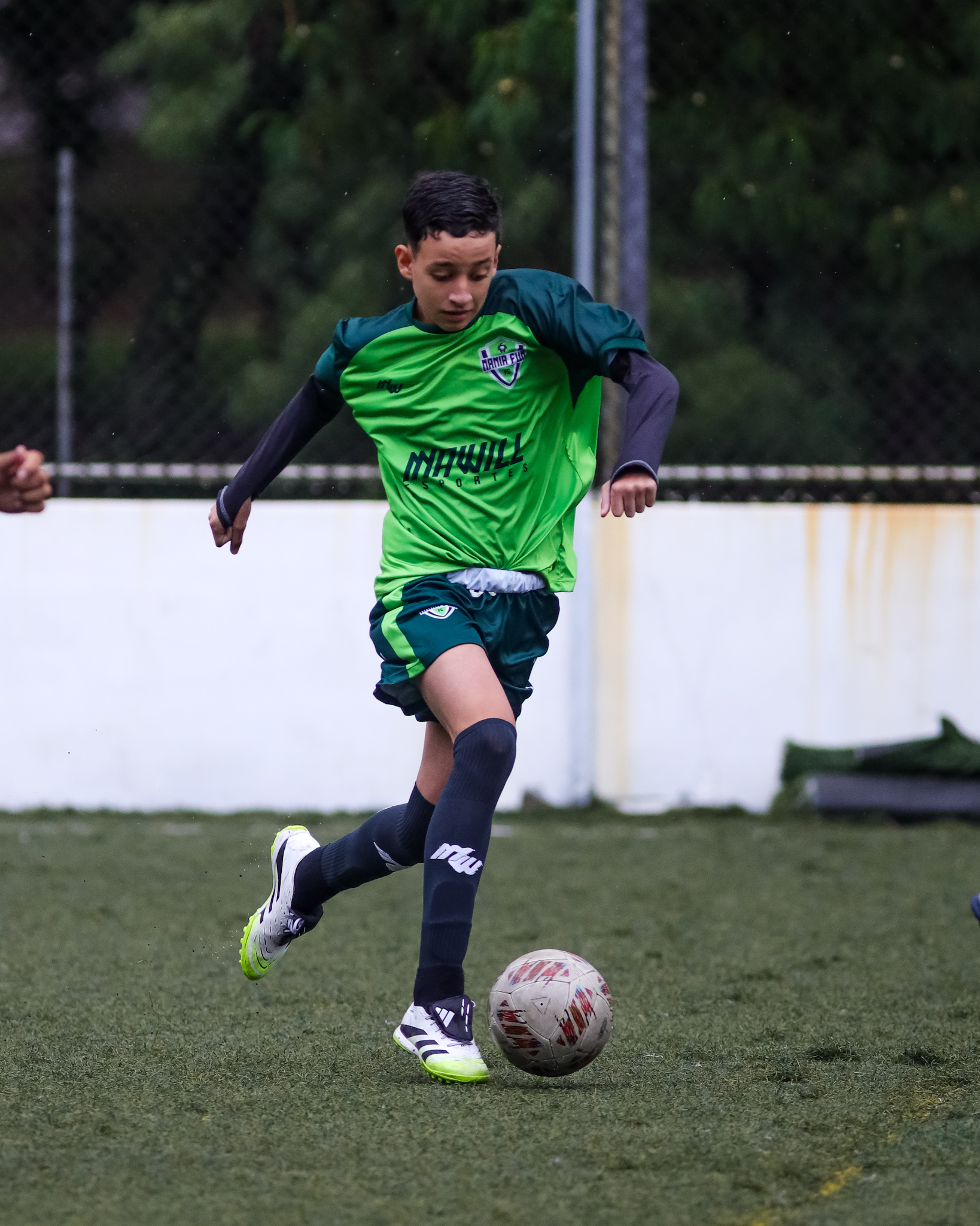 Alunos da Mania Fun FC treinando