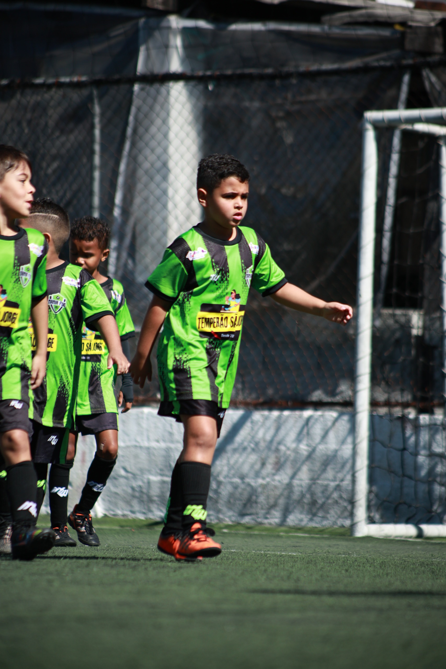 Alunos chegando para a partida