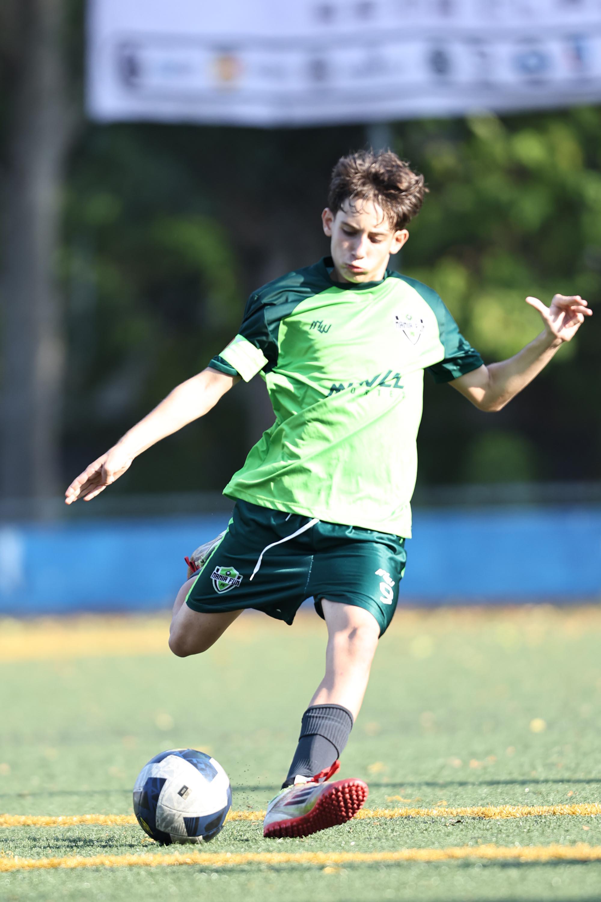 Aluno conduzindo a bola