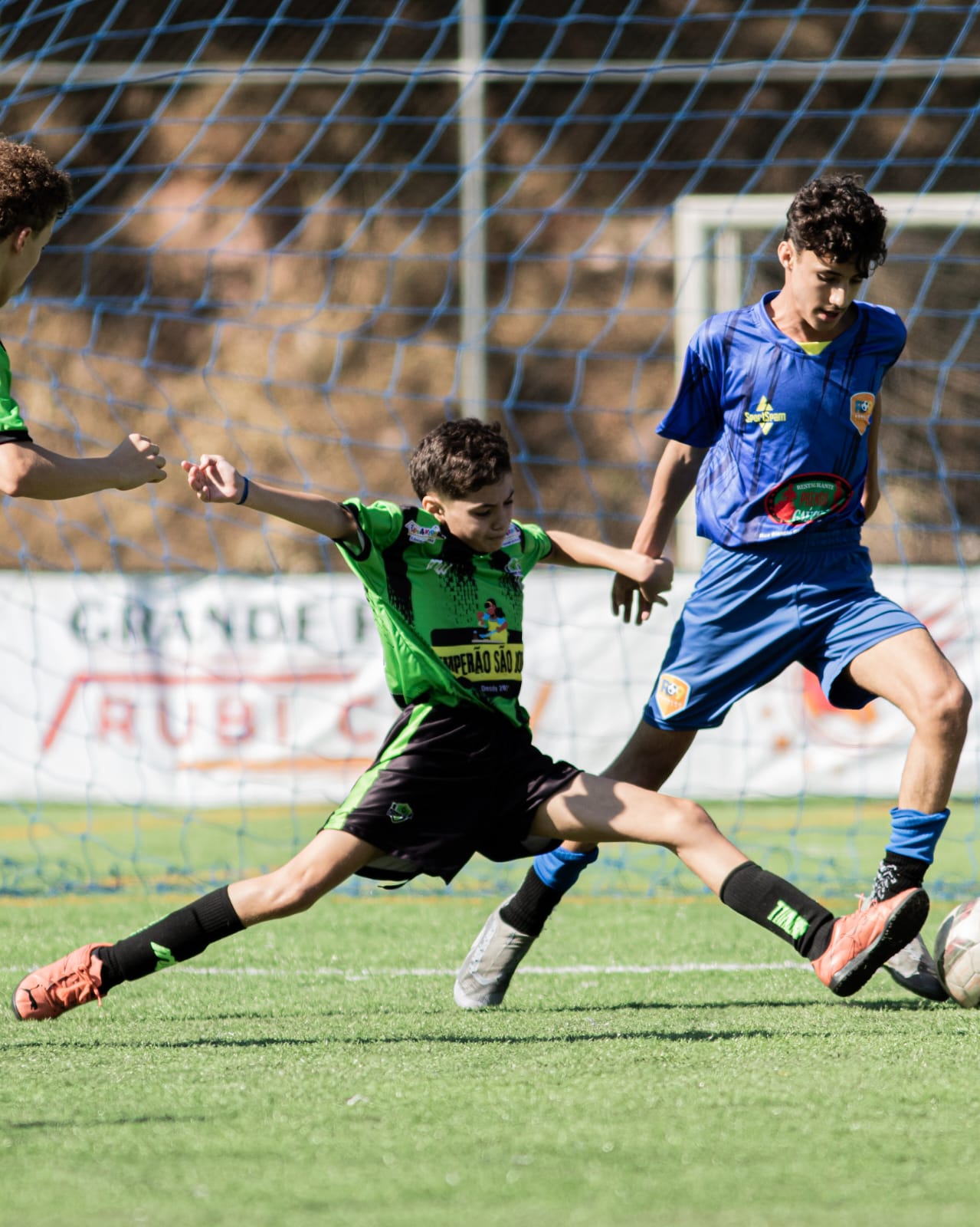 Alunos disputando a bola durante a partida