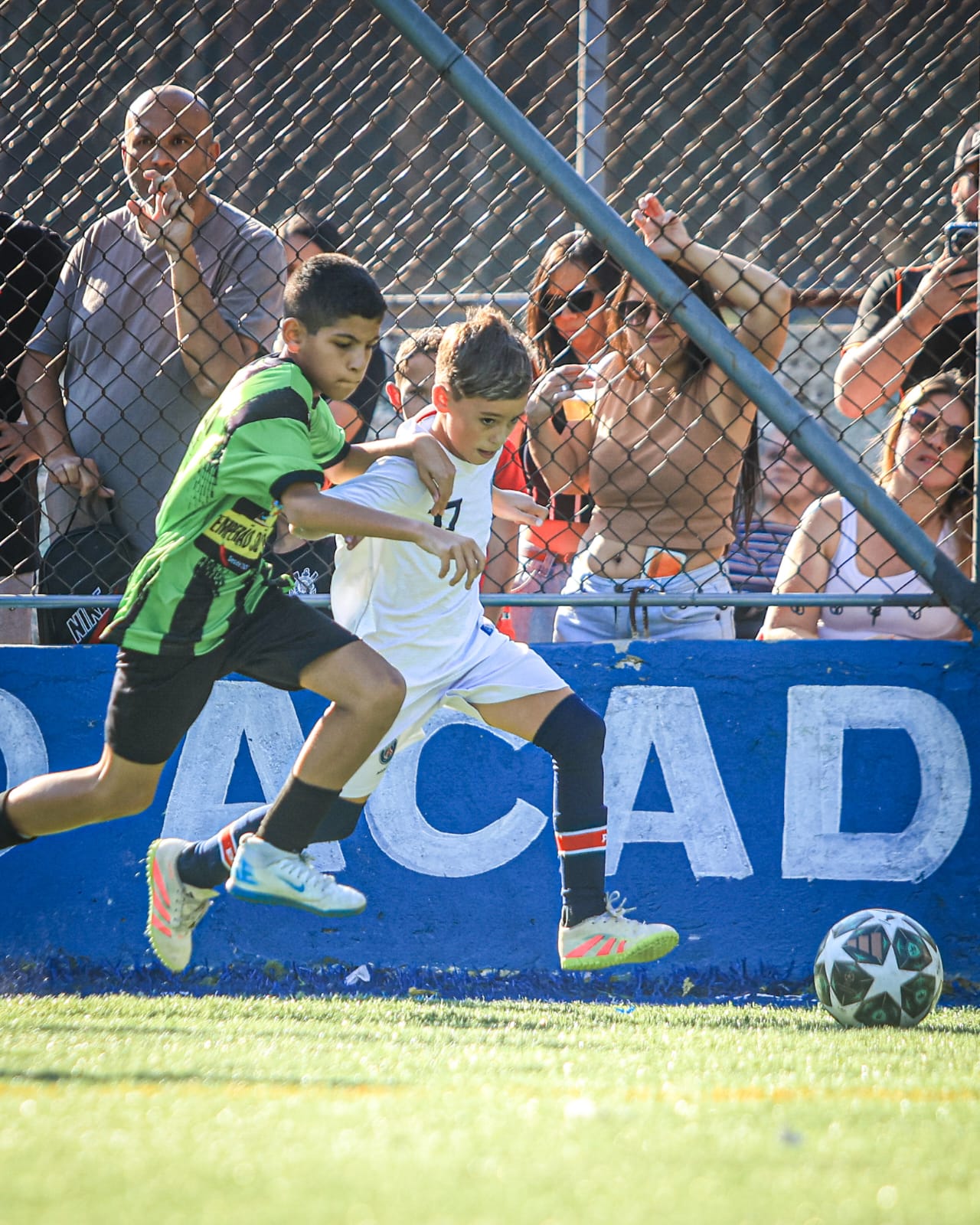 Disputa intensa durante a partida
