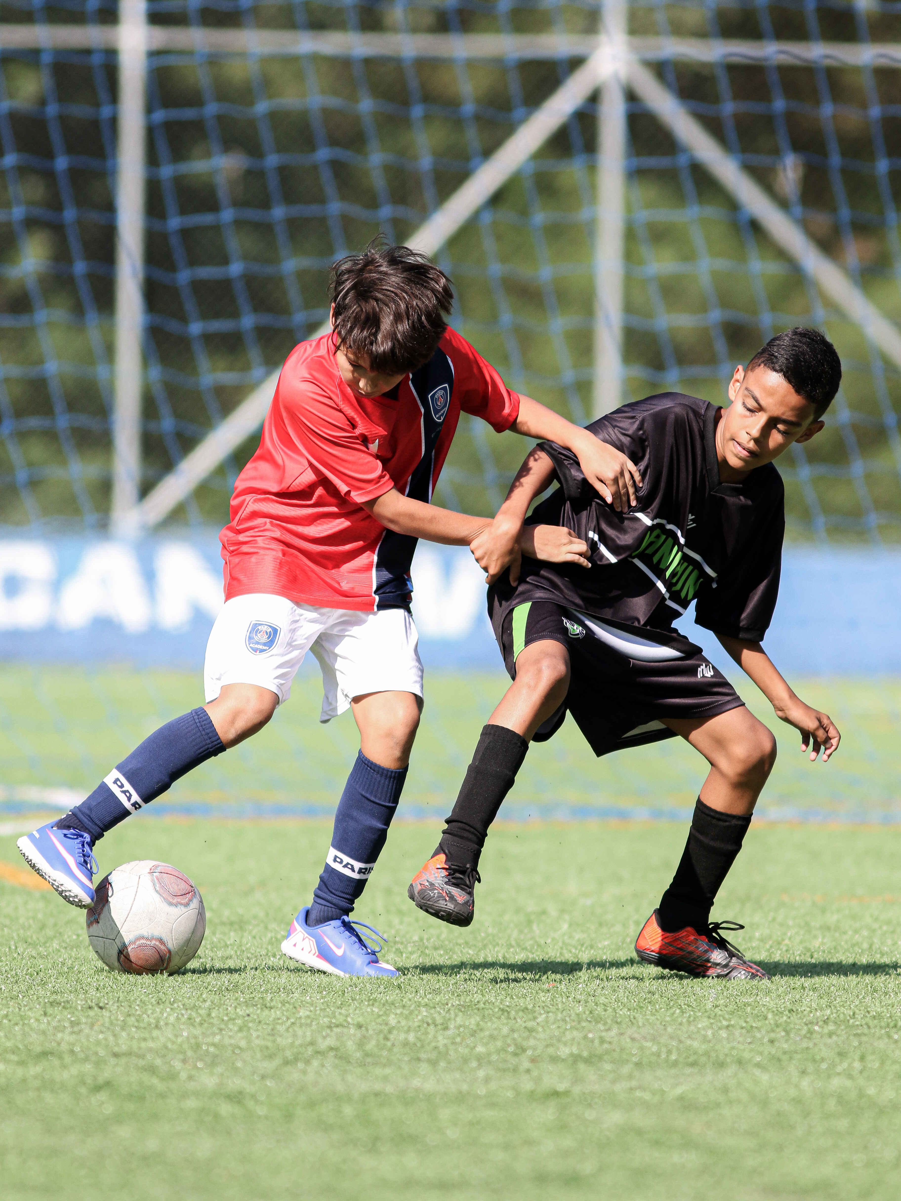 Disputa pela bola entre alunos