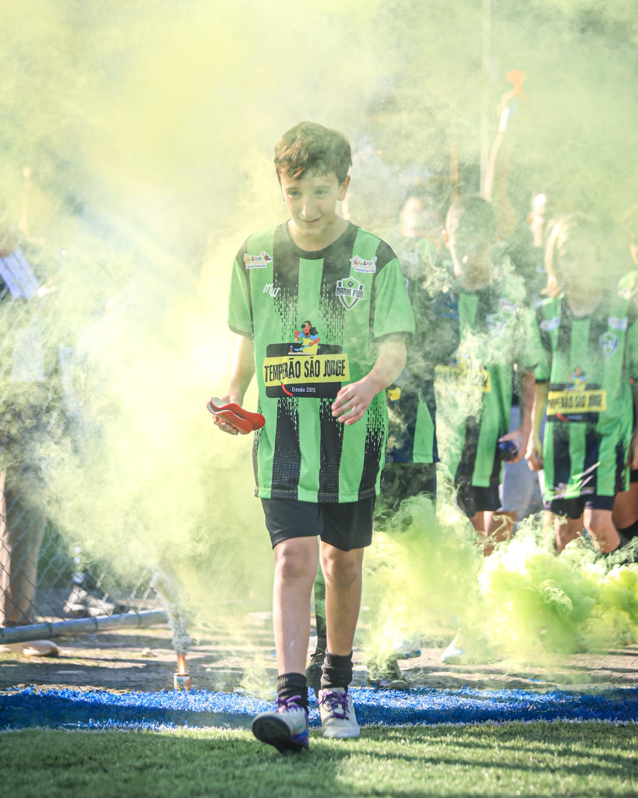 Alunos entrando em campo para a partida