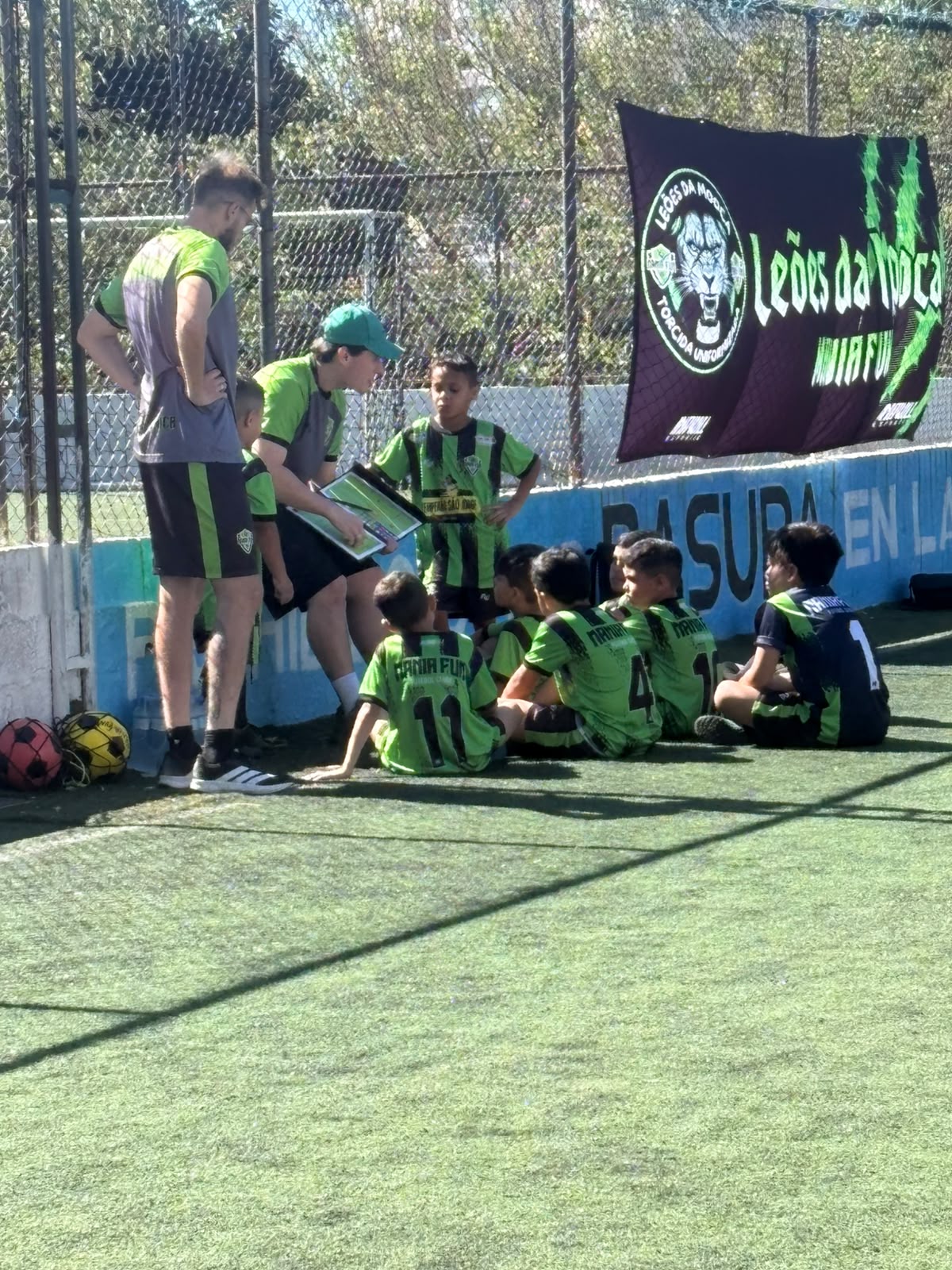 Professor orientando os jogadores